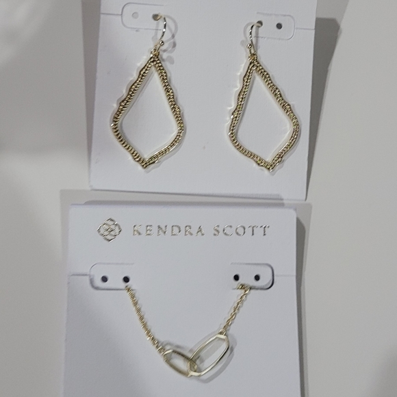 Kendra Scott Dainty Necklace and Earrings in Gold - Picture 4 of 7